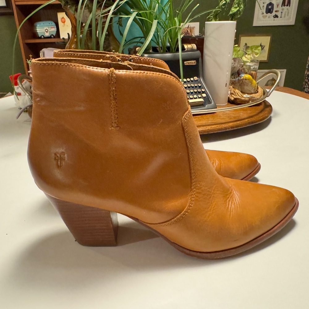 Gently Used * Frye Women's Tan Leather Ankle Booties * Size 10